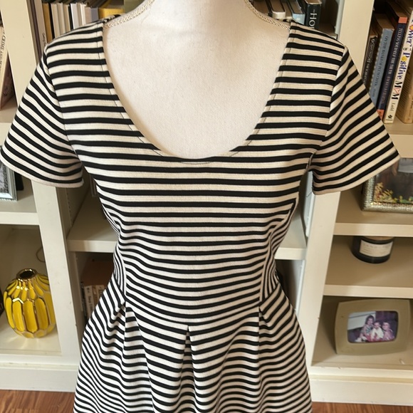 Madewell Black and White Stripe Scoop Neck Fit & Flare Short Sleeve Dress Size 6 - Picture 2 of 14